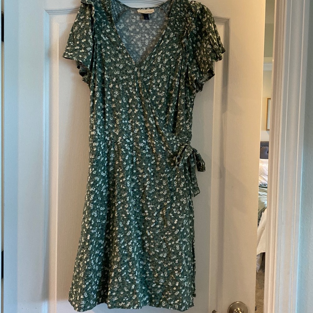 Green floral dress. Size medium. Universal thread